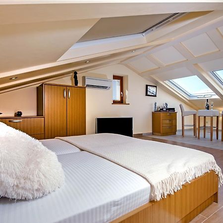 Guest House Golden Goose โรวีน ภายนอก รูปภาพ