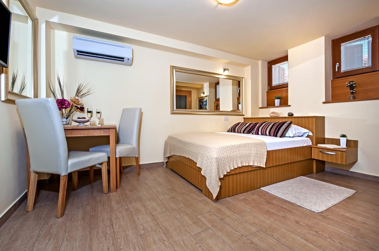 Guest House Golden Goose โรวีน ภายนอก รูปภาพ