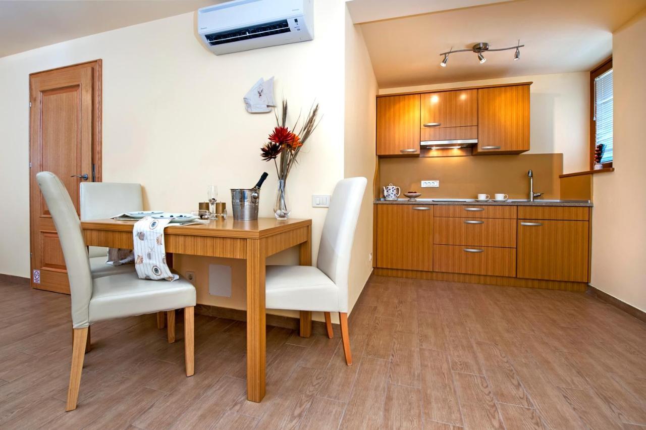 Guest House Golden Goose โรวีน ภายนอก รูปภาพ