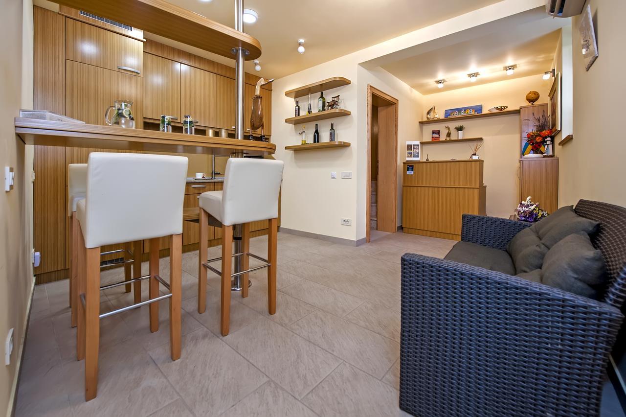 Guest House Golden Goose โรวีน ภายนอก รูปภาพ