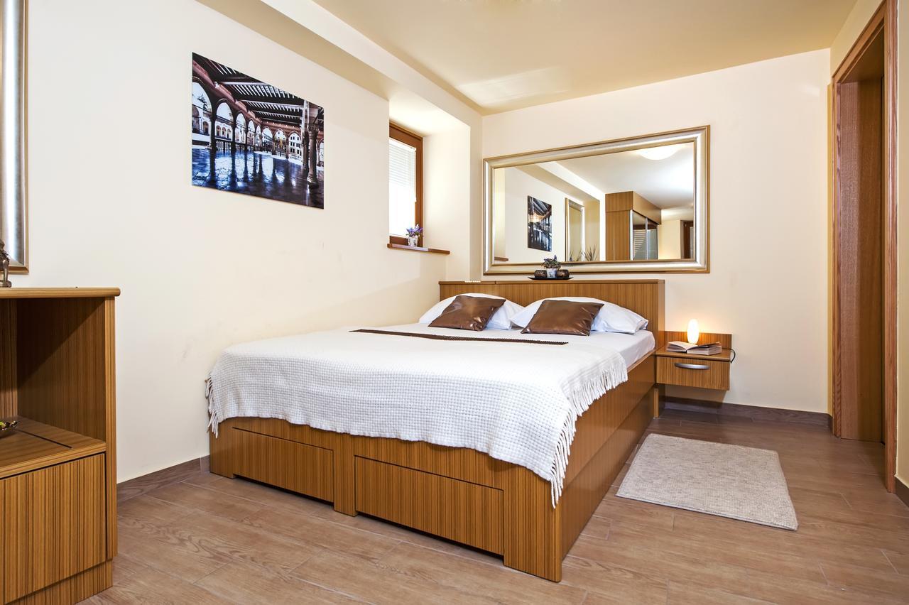 Guest House Golden Goose โรวีน ภายนอก รูปภาพ