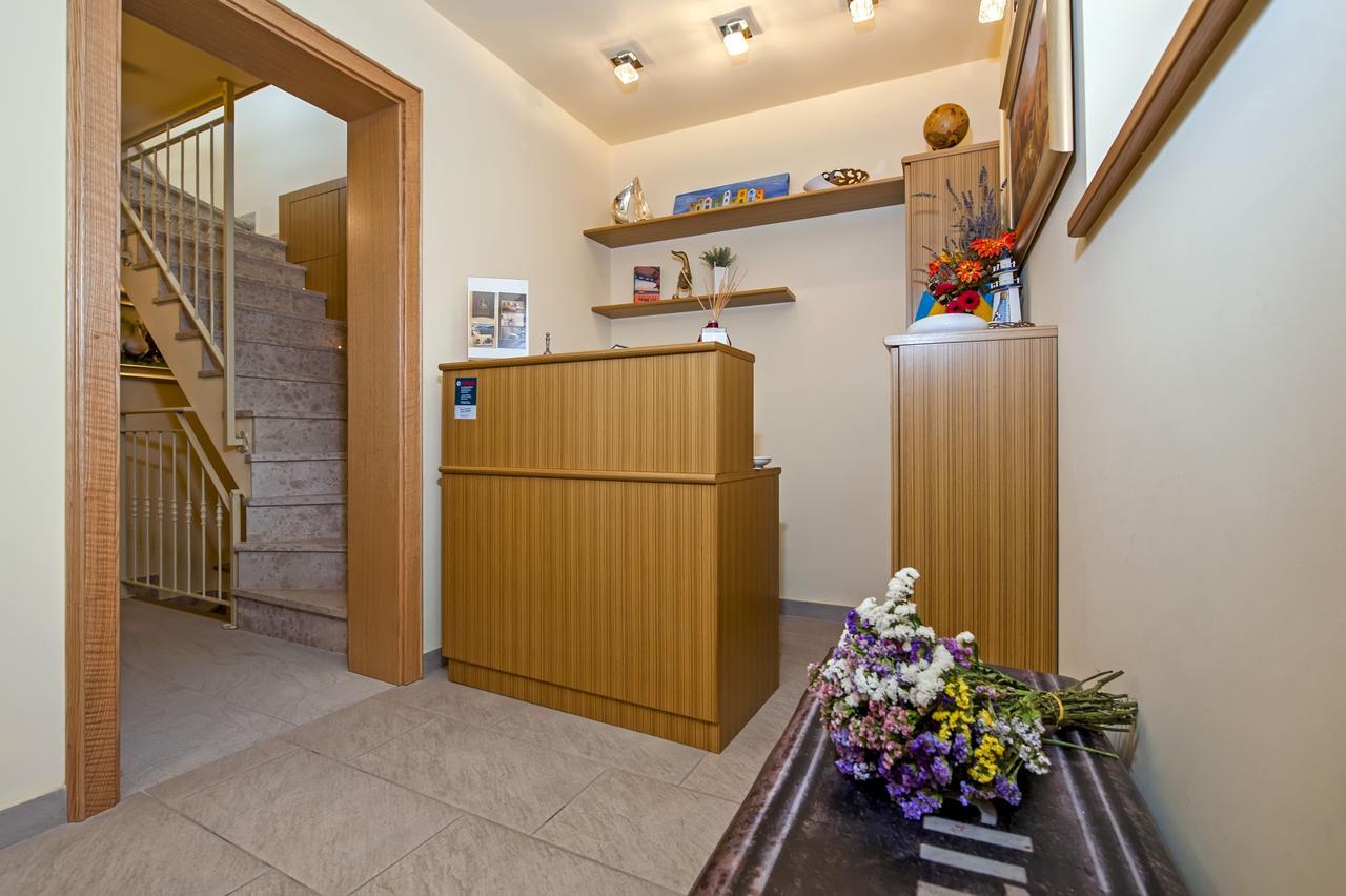 Guest House Golden Goose โรวีน ภายนอก รูปภาพ